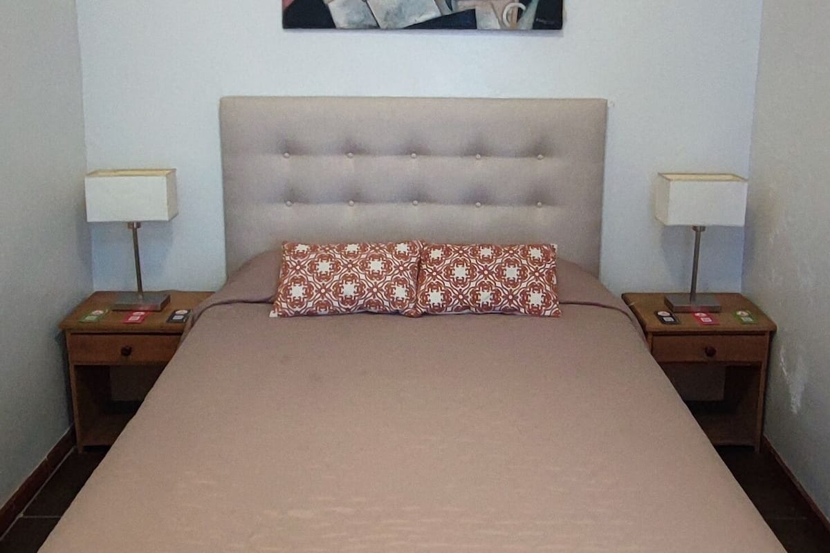 Yhden hengen standard-huone, 1 parisänky, oma kylpyhuone | Ilmainen Wi-Fi, vuodevaatteet