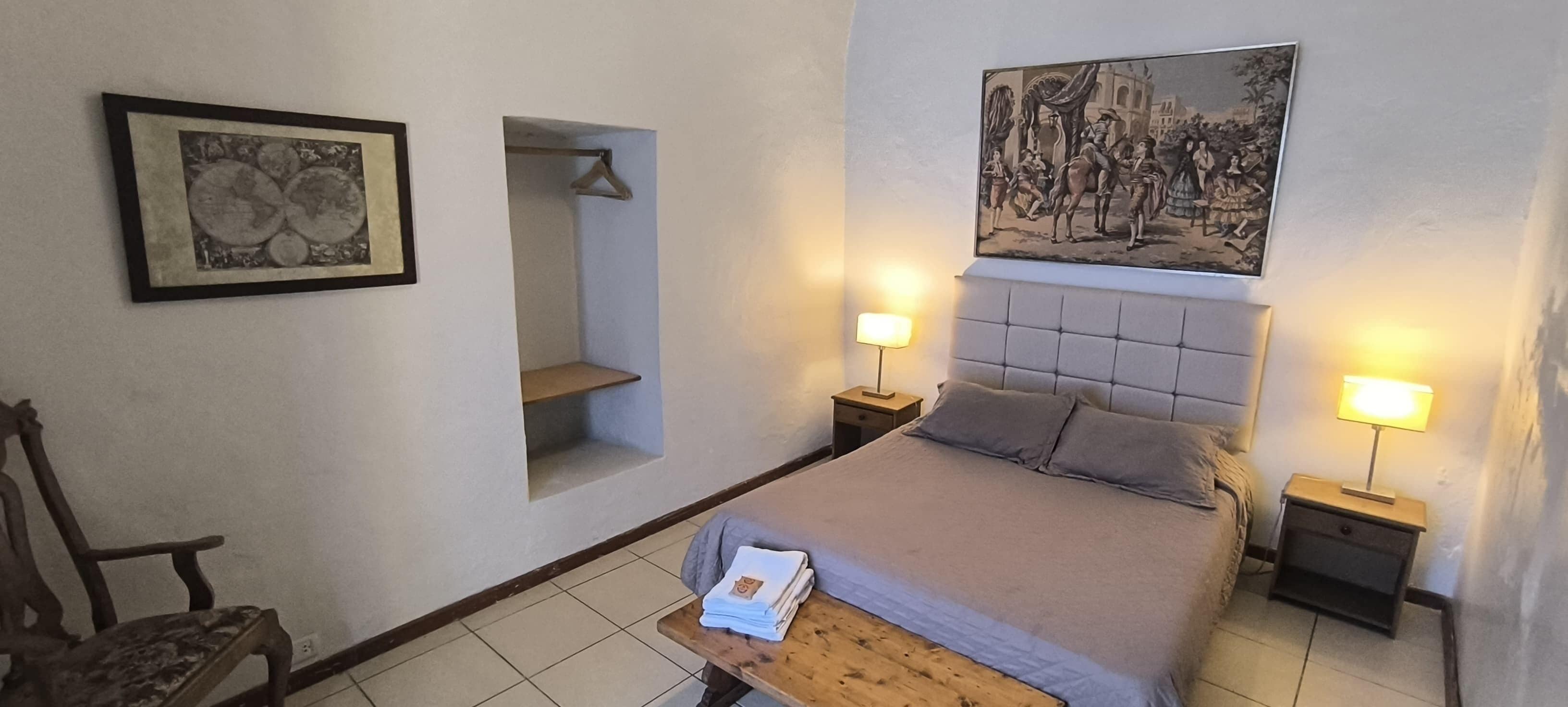 Kahden hengen perushuone, 1 keskisuuri parisänky, jaettu kylpyhuone | Ilmainen Wi-Fi, vuodevaatteet