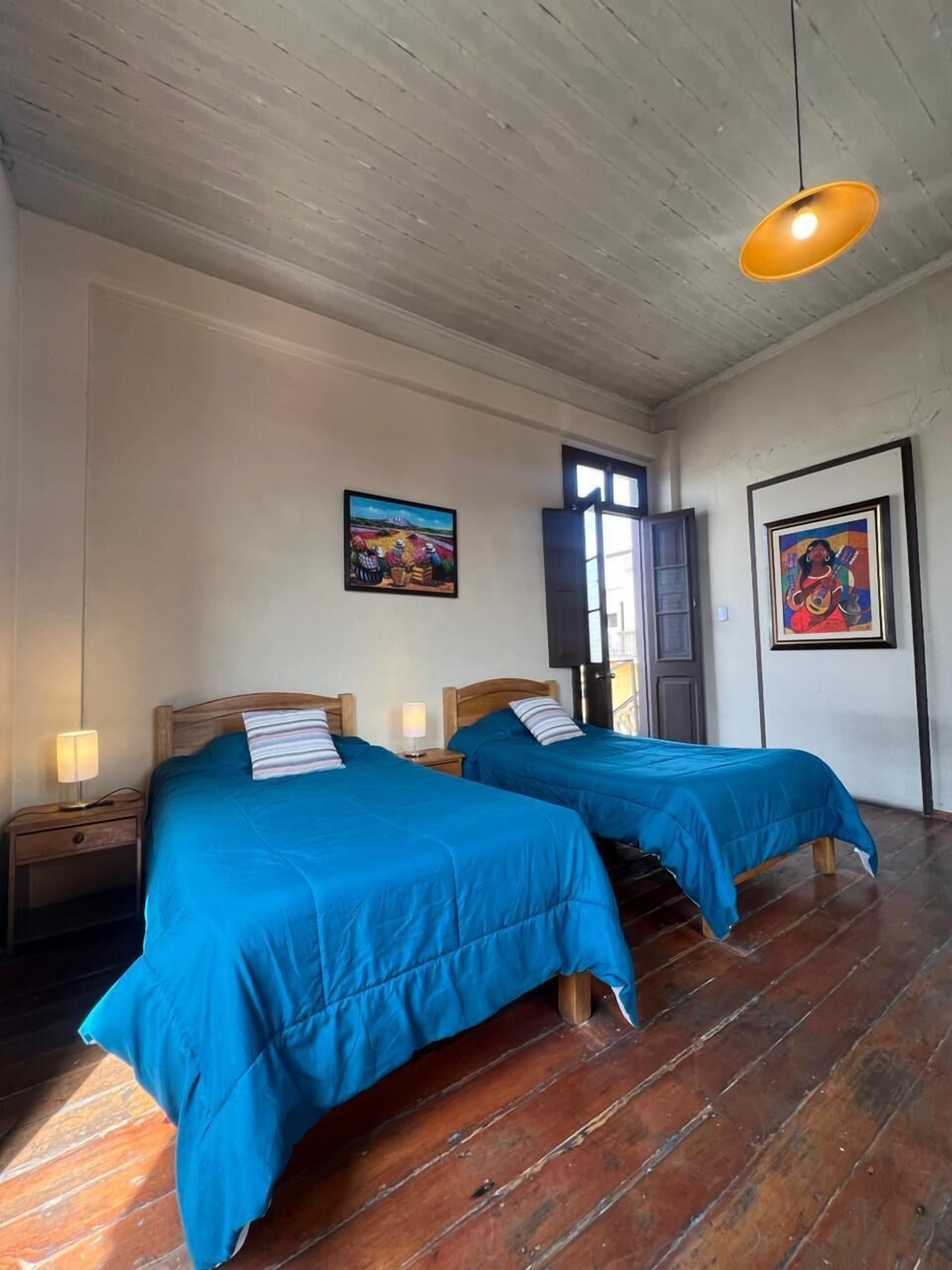 Kahden hengen perushuone (kaksi sänkyä), useita sänkyjä | Ilmainen Wi-Fi, vuodevaatteet