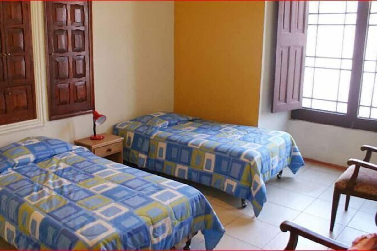 Chambre avec lits jumeaux, salle de bains privée | Coffres-forts dans les chambres, Wi-Fi gratuit