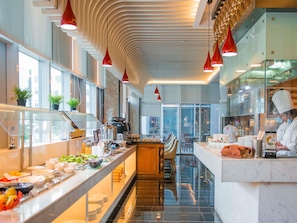 2 restaurants, servant le déjeuner et le dßner; cuisine internationale
