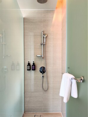 Chambre Supérieure, 1 très grand lit | Douche de la salle de bain