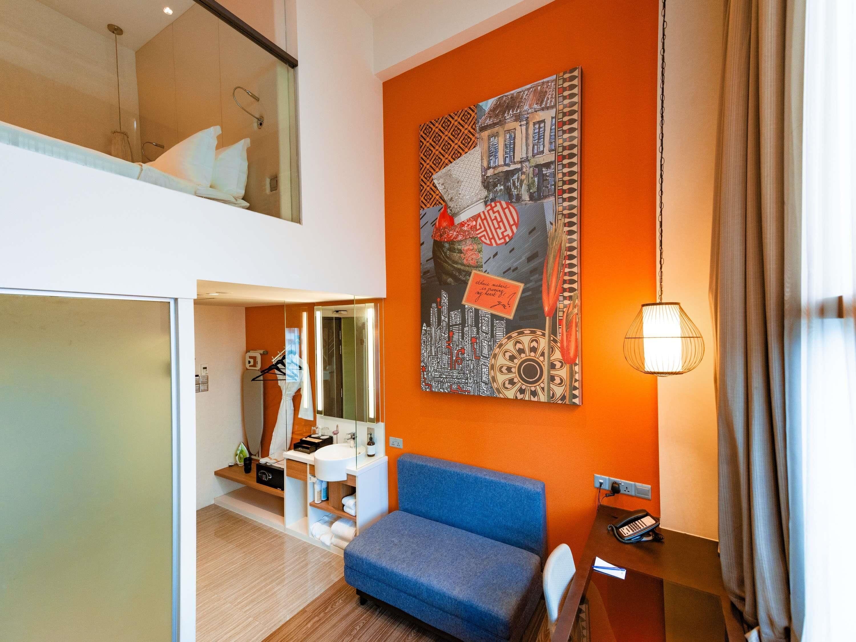 Caja de seguridad en la habitación y tabla de planchar con plancha 