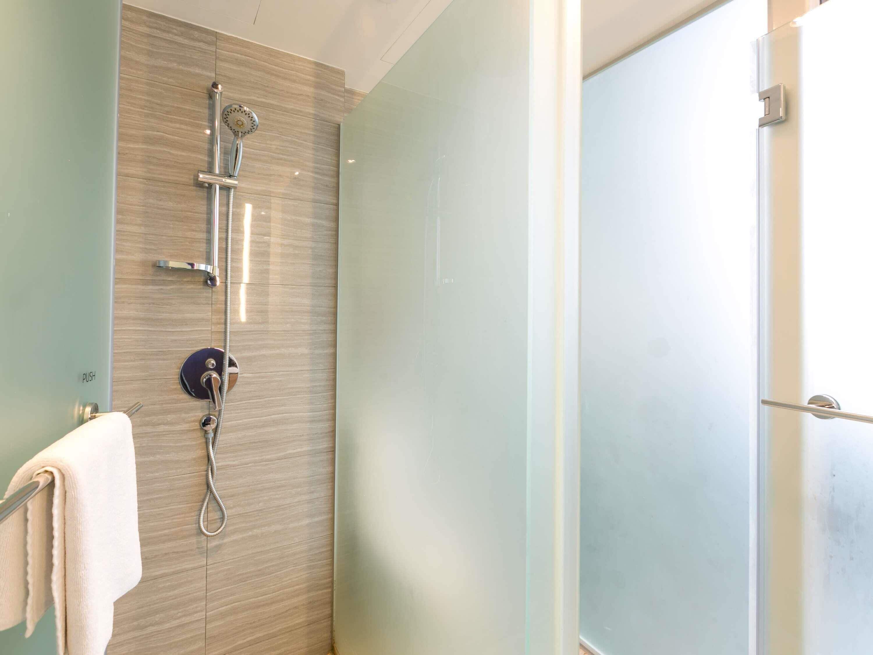 Caja de seguridad en la habitación y tabla de planchar con plancha 