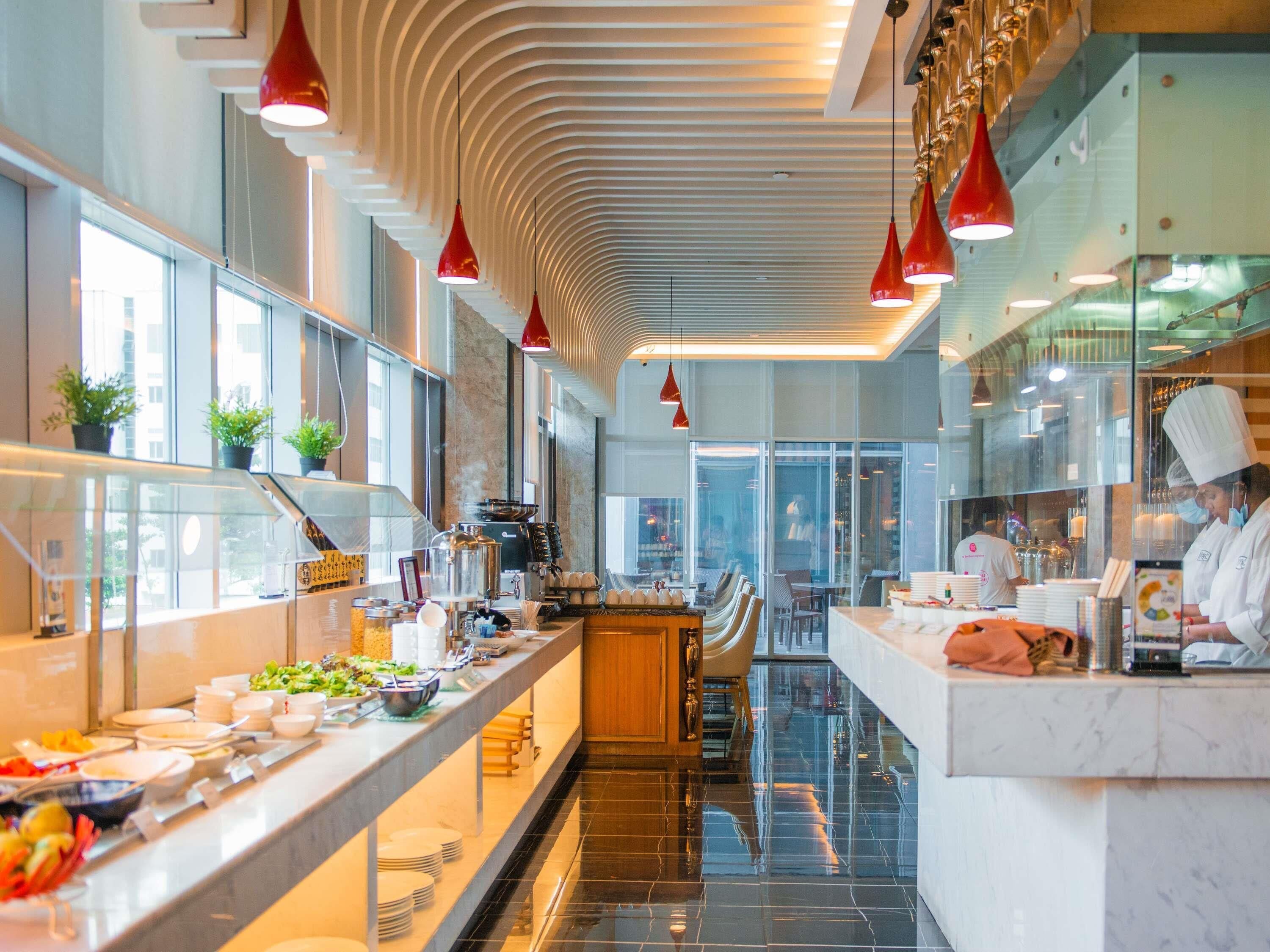 2 间餐厅，供应早餐、午餐和晚餐，国际美食