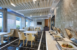 Daily buffet breakfast (SGD 28 per person)