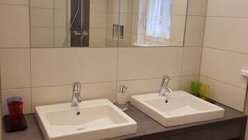 Apartment | Bathroom sink