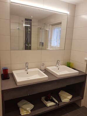 Apartment | Bathroom sink - Haus Jehle (Lech am Arlberg)