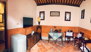 Quarto casal standard | Área de estar | TV LCD