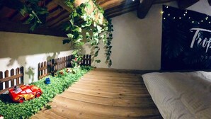 A bedroom with a bed, a wooden floor, a small wooden fence, and a sign that reads "Tropical Dream". - Tomato Red (Jinsha)