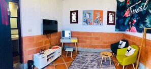 Quarto quádruplo standard | Área de estar | TV LCD