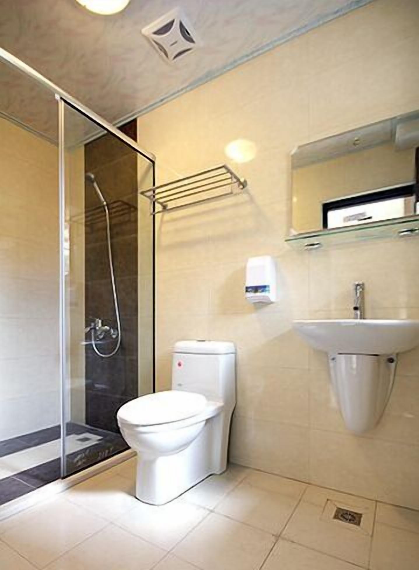 senior double room | bathroom amenities | shower, hair dryer, slippers, towels