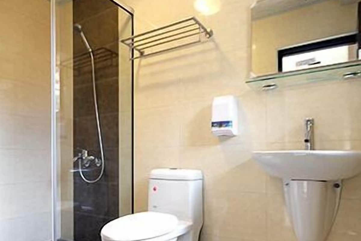 senior double room | bathroom amenities | shower, hair dryer, slippers, towels