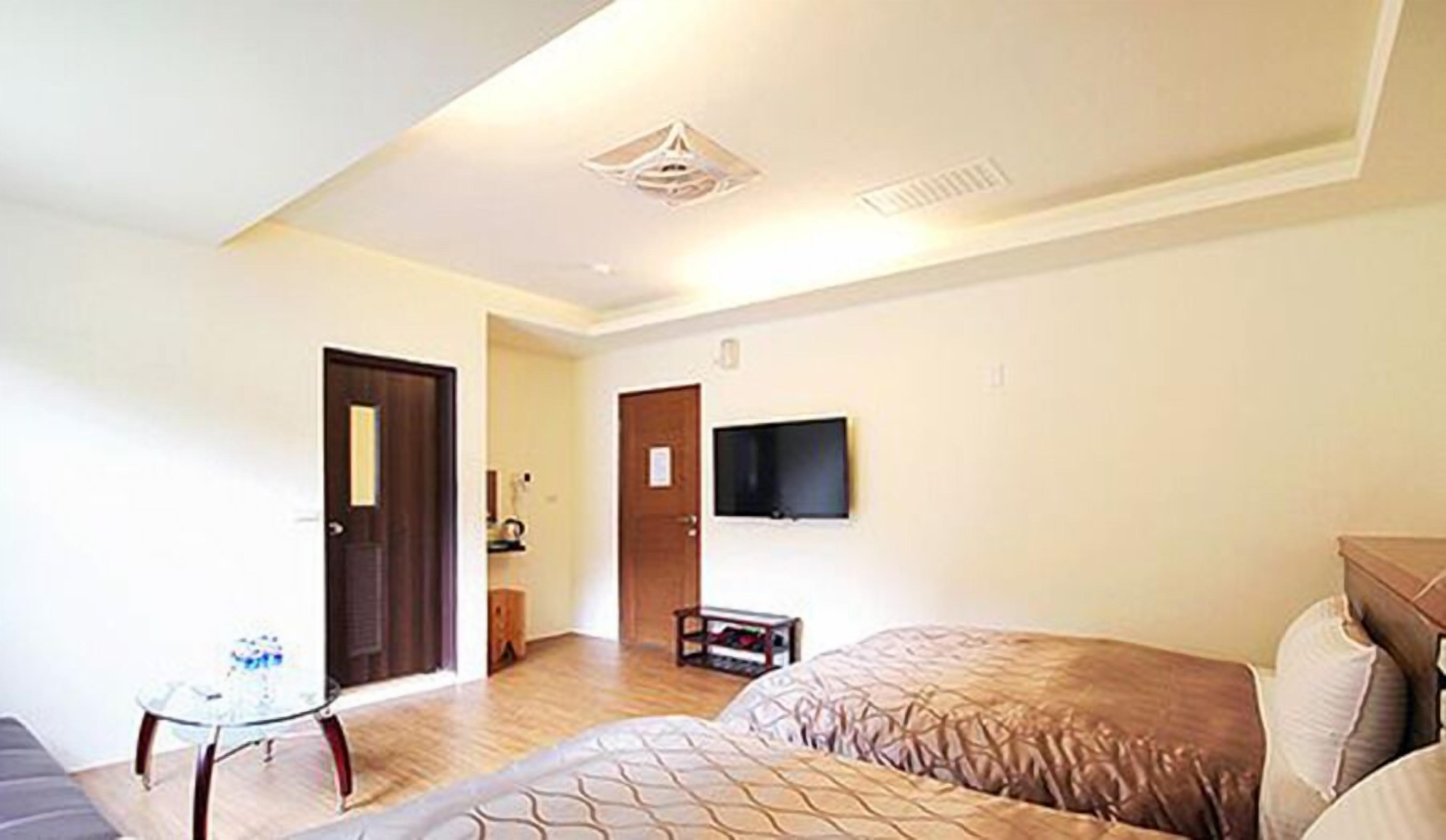 basic quadruple room | free wifi, bed sheets