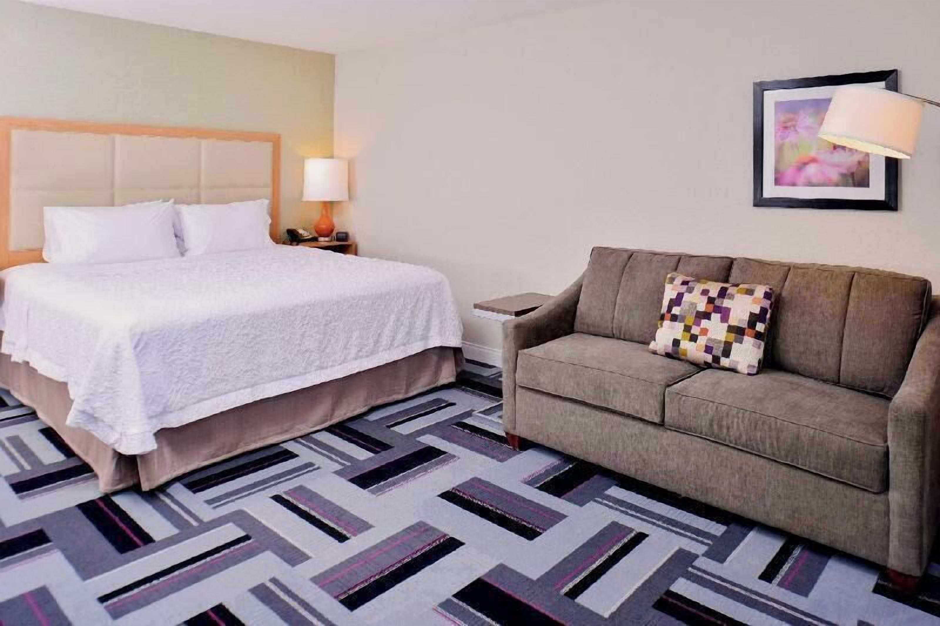 Tabla de planchar con plancha, wifi gratis, ropa de cama y despertador 