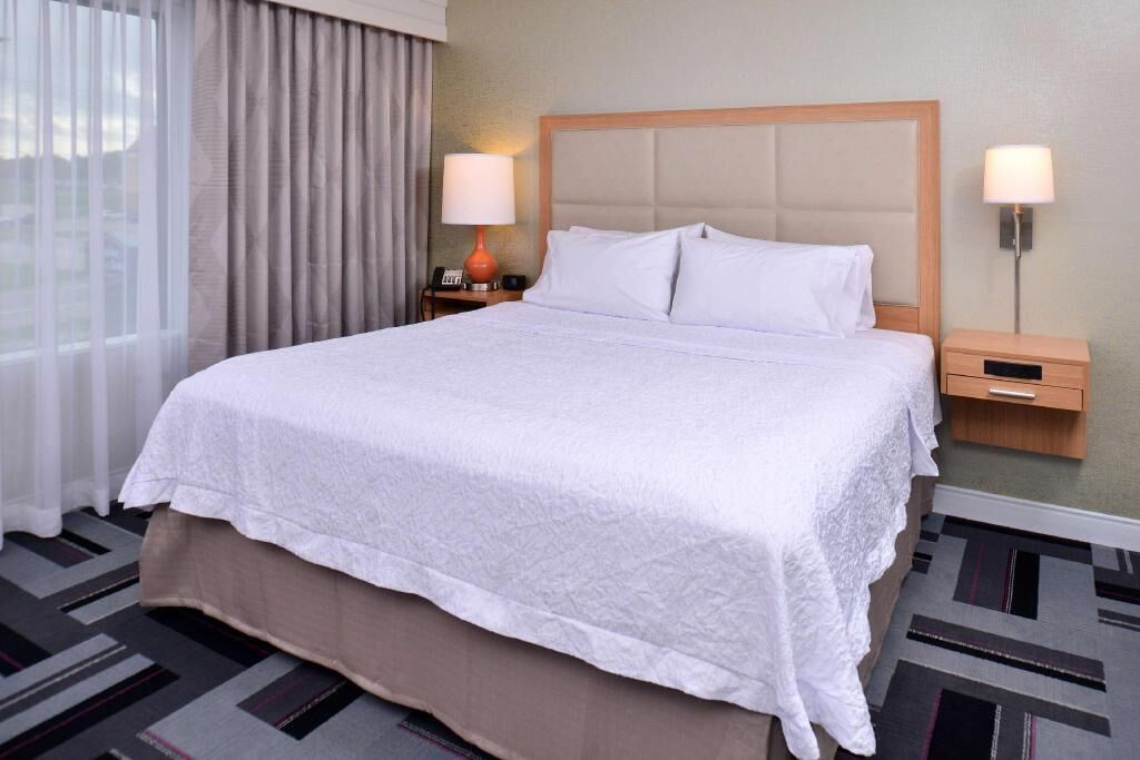 Tabla de planchar con plancha, wifi gratis, ropa de cama y despertador 