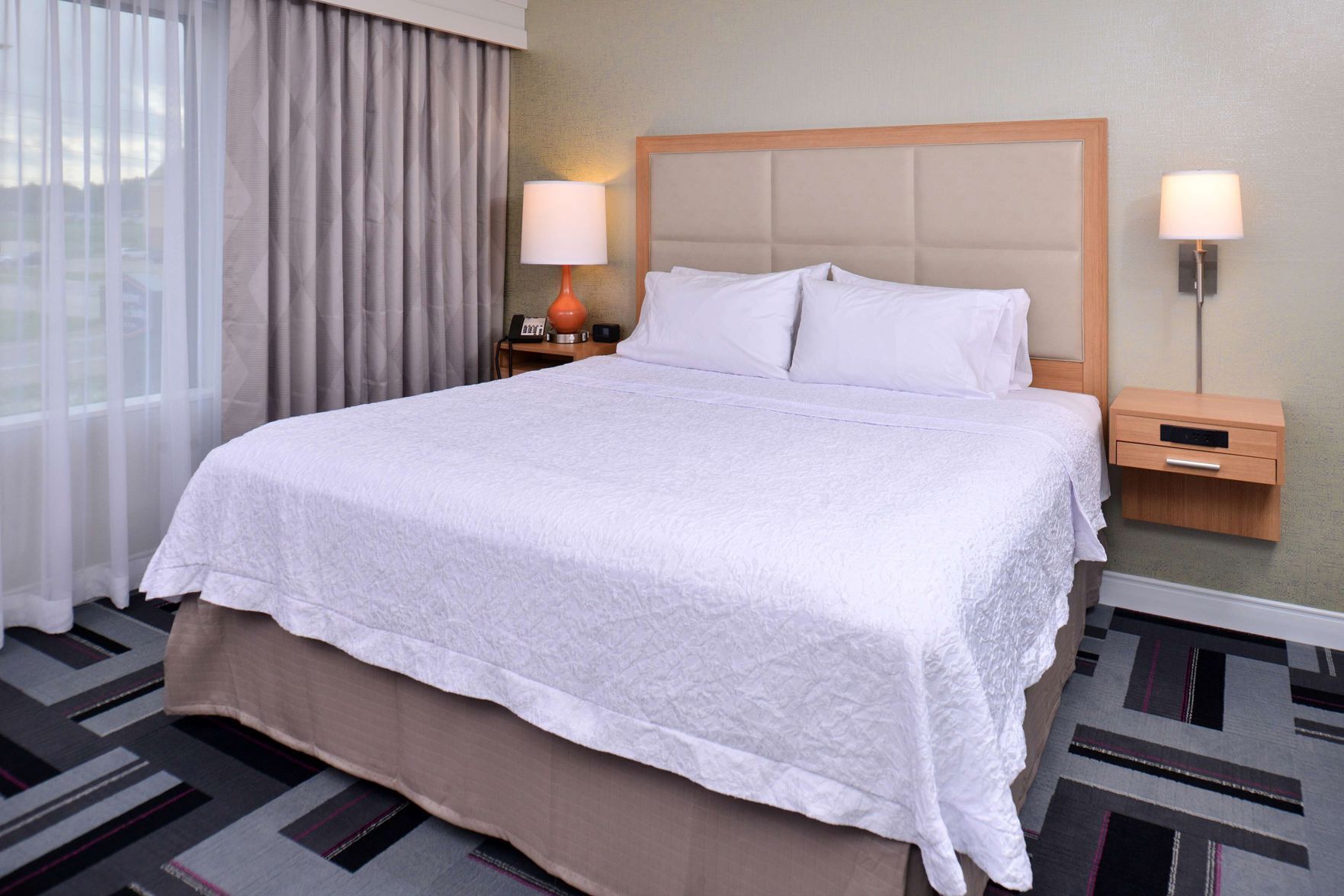 Tabla de planchar con plancha, wifi gratis, ropa de cama y despertador 