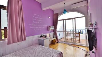 Decoración personalizada, escritorio, wifi gratis y ropa de cama