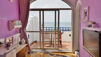 Herbergi með tvíbreiðu rúmi - svalir | Sérhannaðar innréttingar, skrifborð, ókeypis þráðlaus nettenging, rúmföt