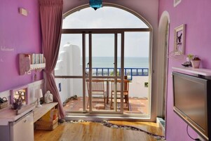 Double Room, Balcony | Individually decorated, desk, free WiFi, bed sheets