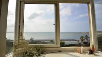 Comfort-herbergi með tvíbreiðu rúmi - sjávarsýn | Sérhannaðar innréttingar, skrifborð, ókeypis þráðlaus nettenging, rúmföt