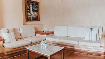 Luxe beddengoed, donzen dekbedden, een kluis op de kamer, een bureau