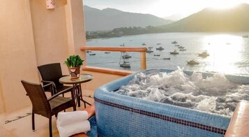 Deluxe Room, Sea View | Premium bedding, down comforters, in-room safe, desk