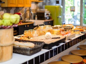 Petit déjeuner continental (14 EUR par personne)