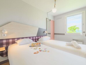 Habitación, 1 cama doble (Pure) | Escritorio, cortinas opacas, tabla de planchar con plancha