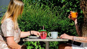 Dagelijks continentaal ontbijt (EUR 14 per persoon)