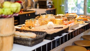 A buffet with various food items and condiments. - greet hotel Annecy Cran Gevrier (Annecy)