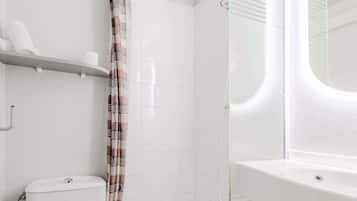 Escritorio, cortinas opacas, tabla de planchar con plancha