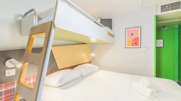 Habitación triple, varias camas | Escritorio, cortinas opacas, tabla de planchar con plancha