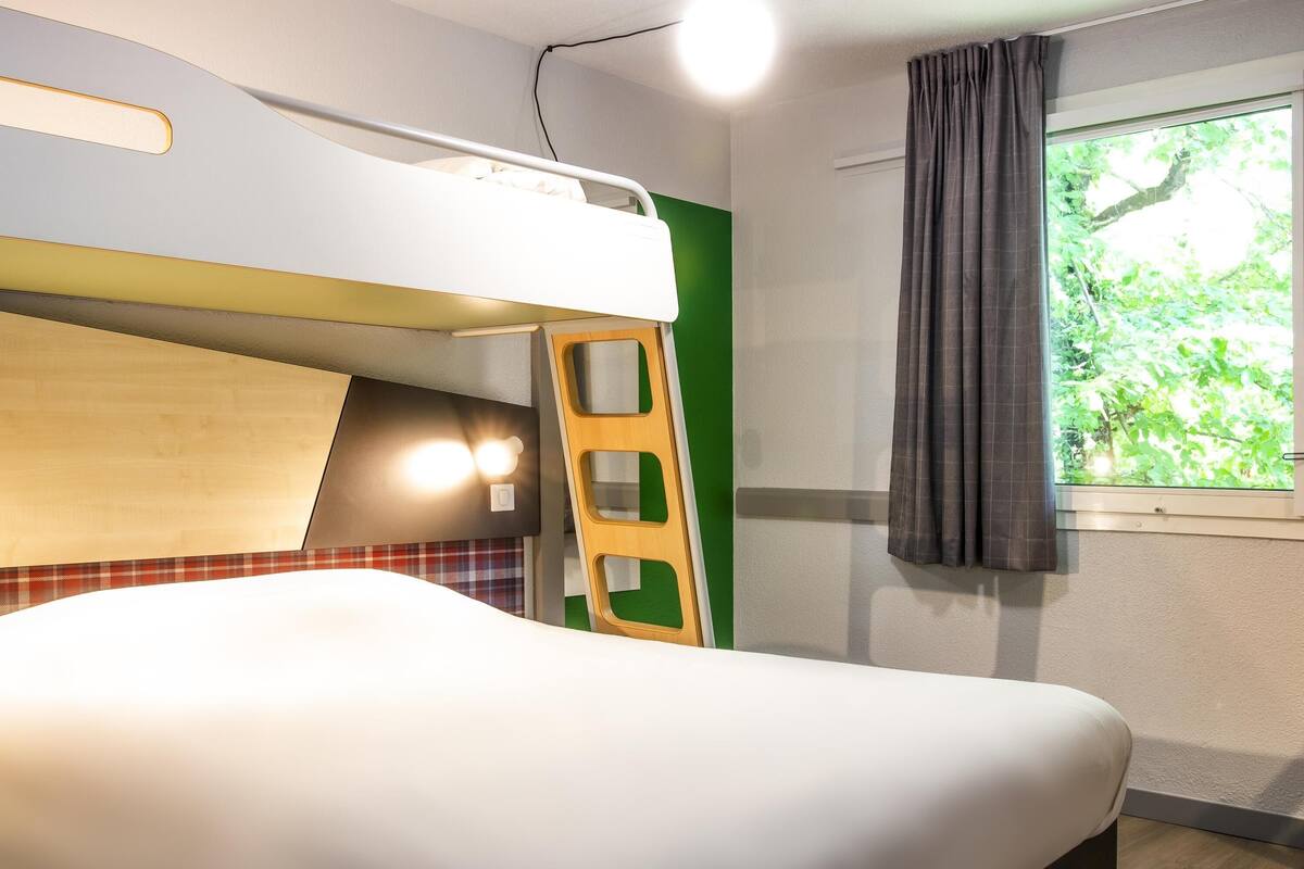 Triple Room, Multiple Beds | Desk, blackout drapes, iron/ironing board, free cribs/infant beds