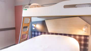 Habitación triple (PURE) | Escritorio, cortinas opacas, tabla de planchar con plancha