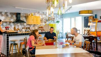 Se ofrece un desayuno continental (14 EUR por persona)