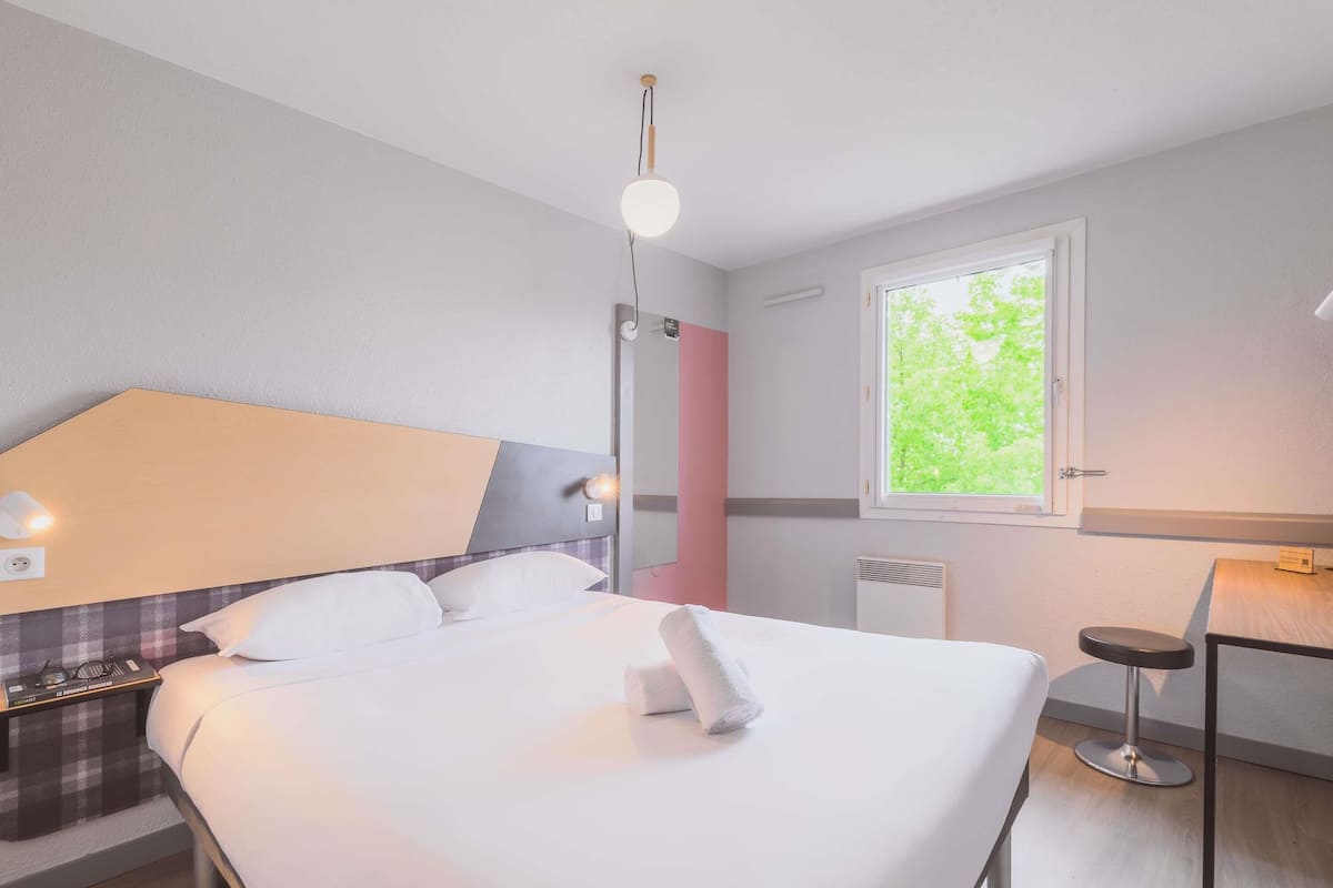 Pure Room, 1 Double Bed | Desk, blackout drapes, iron/ironing board, free cribs/infant beds