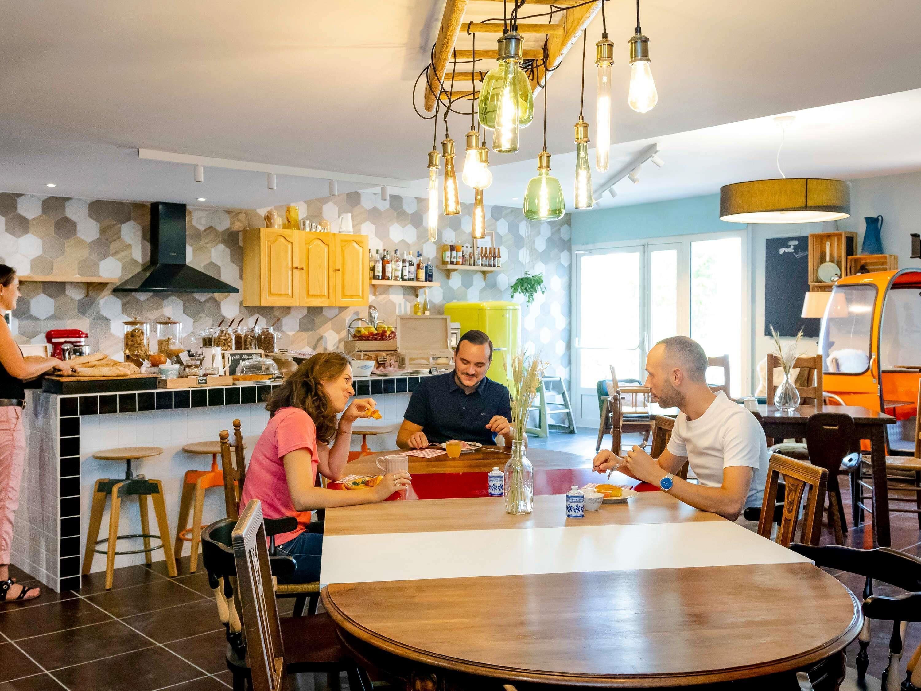 Desayuno continental todos los días (EUR 14 por persona) 