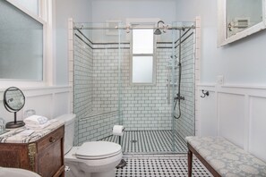 Quarto, 1 cama King, banheira de hidromassagem | Banheiro | Produtos de toalete grátis, secador de cabelo, roupões de banho 