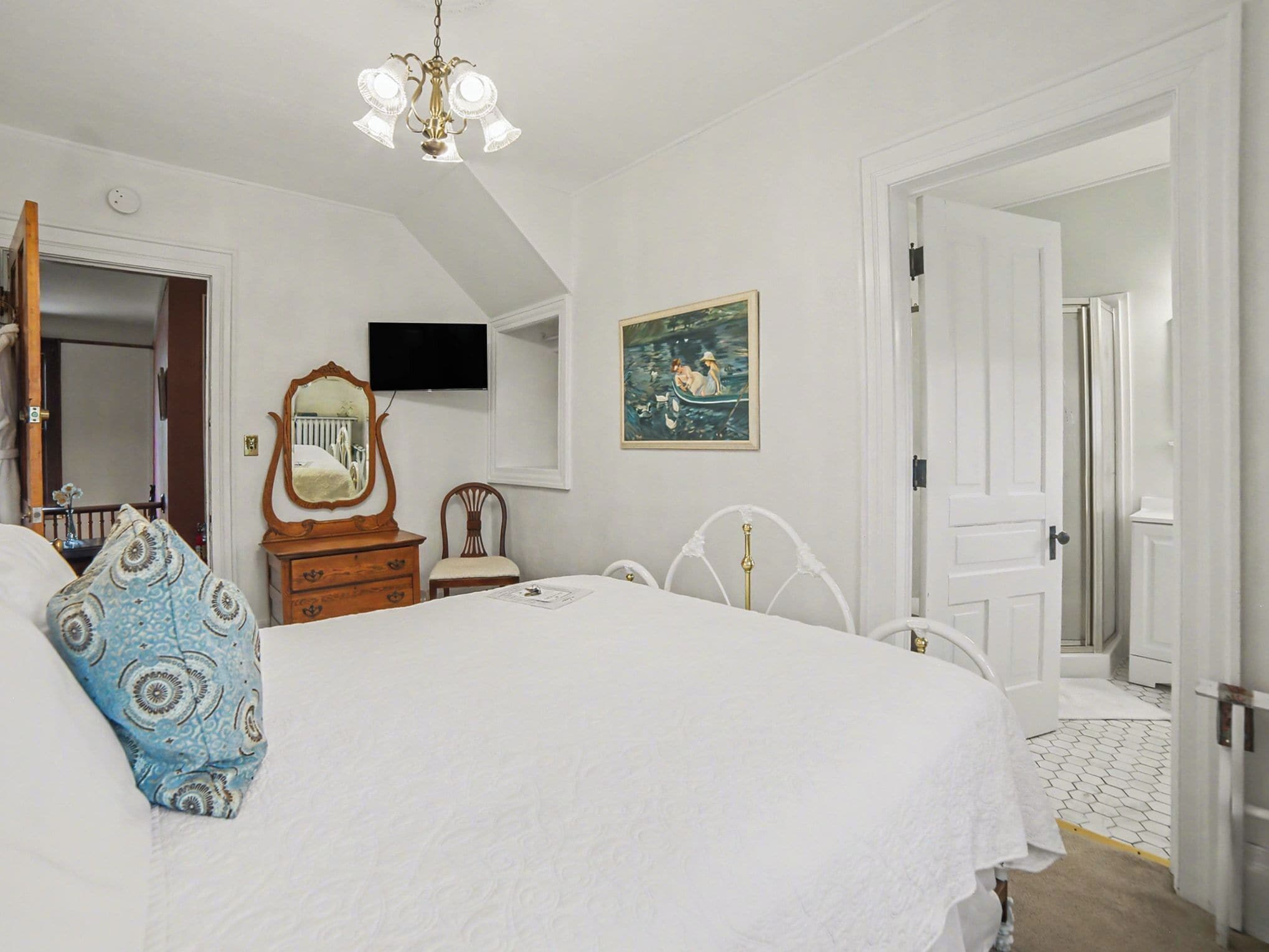Quarto, 1 cama Queen | Roupas de cama premium, cortinas blackout, ferros/tábuas de passar roupa