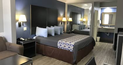 Camelot Inn & Suites Veterans Memorial NW Houston