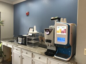 Breakfast area - Camelot Inn & Suites Veterans Memorial NW Houston (Houston)