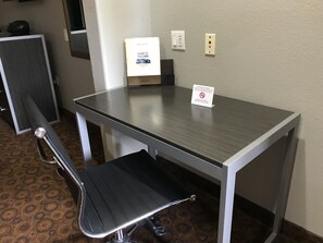 20 bedrooms, desk, soundproofing, iron/ironing board - Camelot Inn & Suites Veterans Memorial NW Houston (Houston)