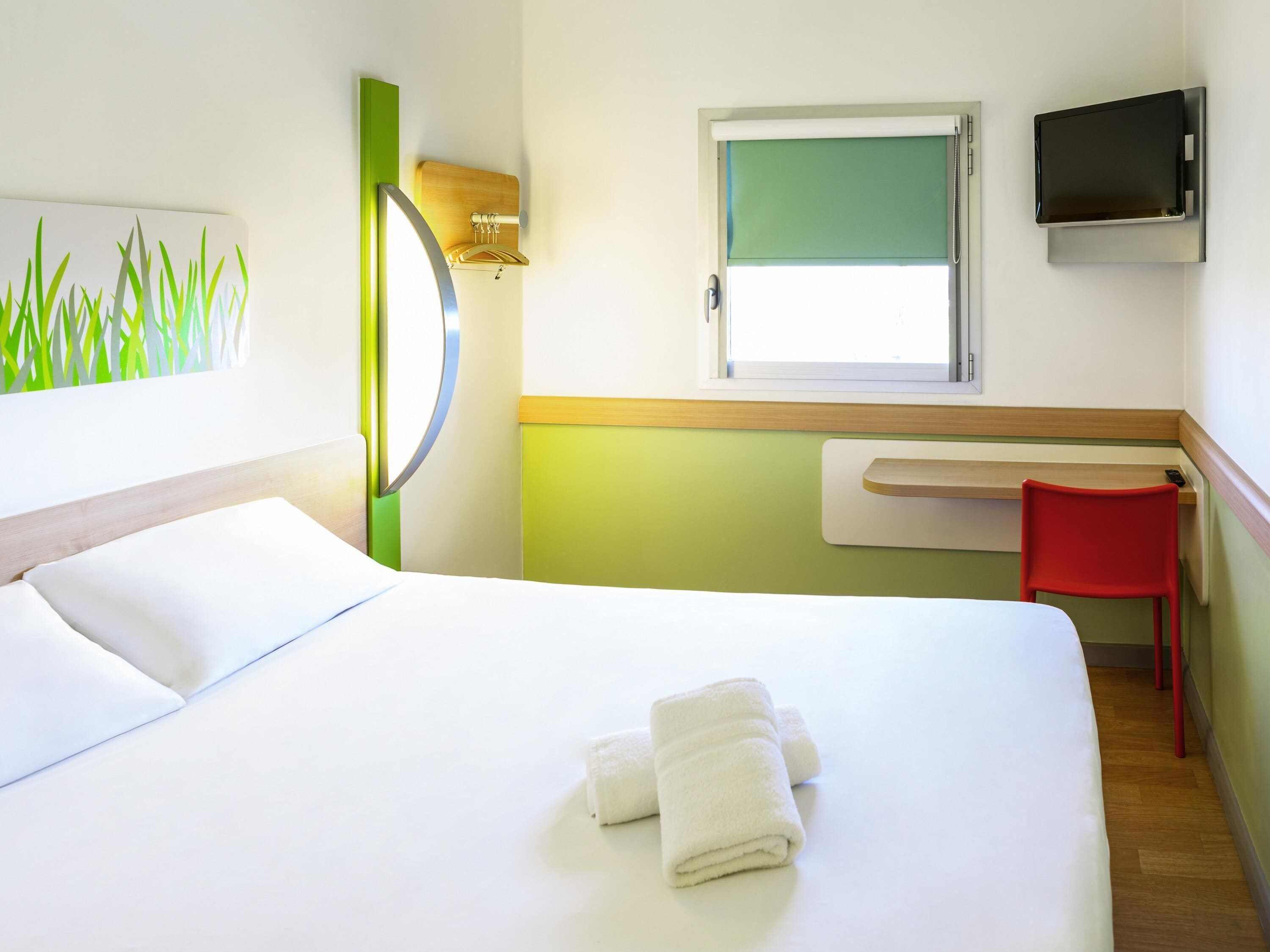 Kamar Double (with a large bed for 2 people) | Brankas, meja kerja, ruang kerja ramah laptop, dan Wi-Fi gratis