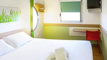 Quarto casal (with a large bed for 2 people) | Cofres nos quartos, escrivaninha, espaço de trabalho para notebook