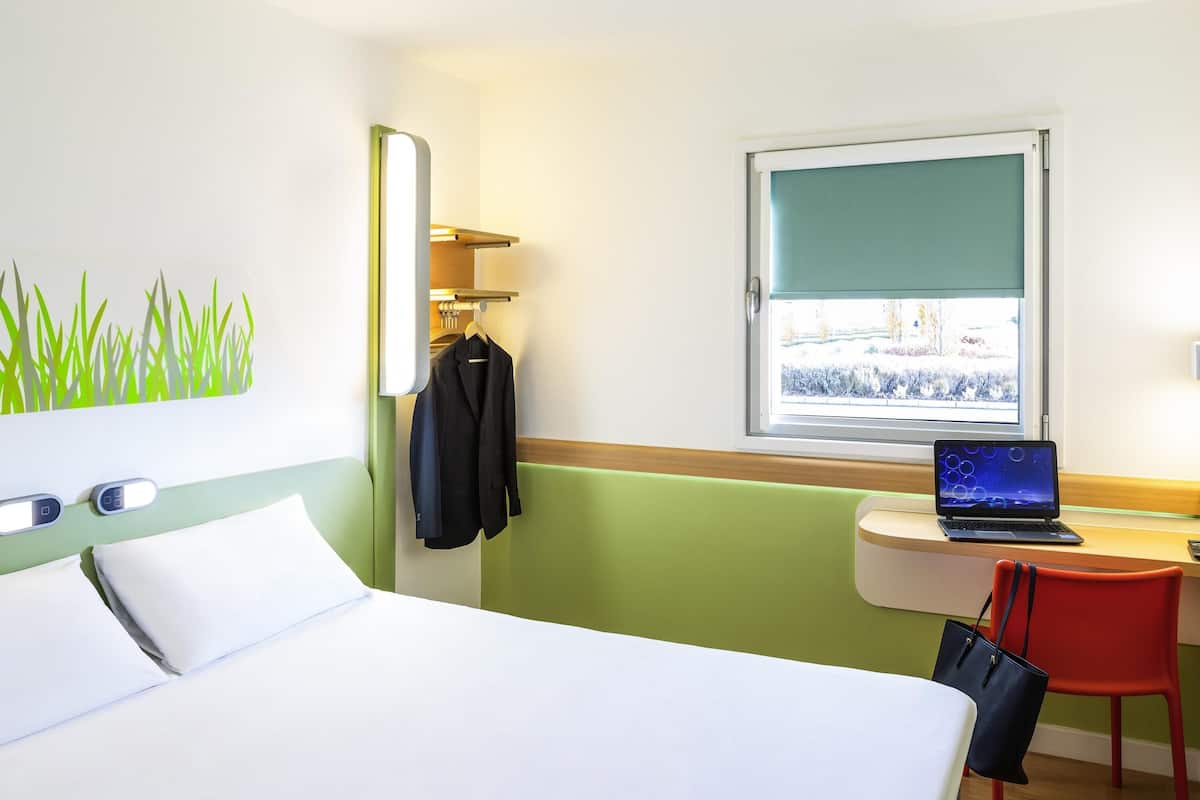 Kamar Double (with a large bed for 2 people) | Brankas, meja kerja, ruang kerja ramah laptop, dan Wi-Fi gratis