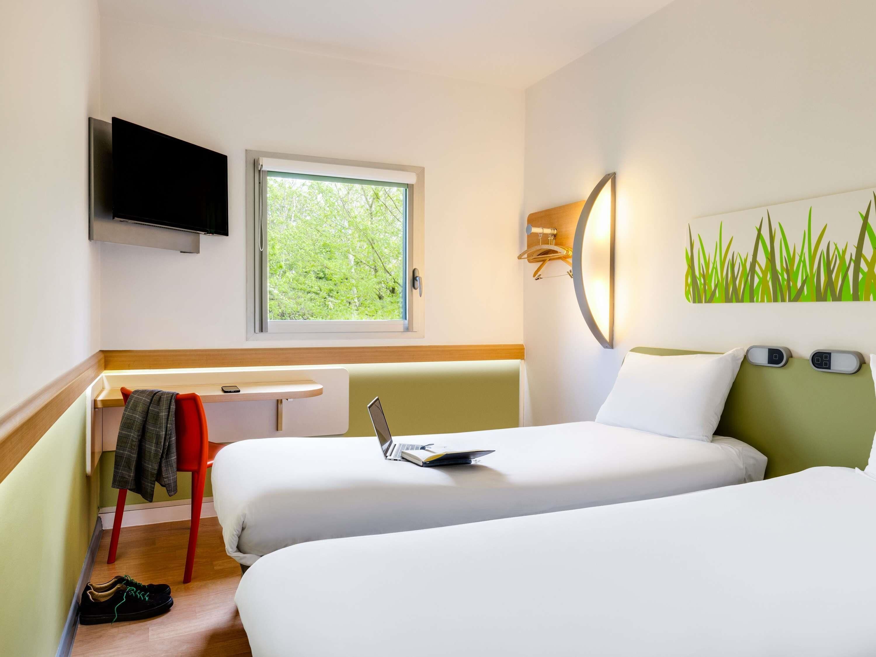 Zimmersafe, Schreibtisch, laptopgeeigneter Arbeitsplatz