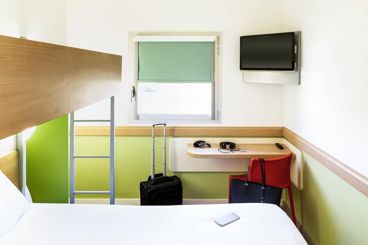 Kamar Triple (with a large bed and a bunk bed) | Brankas, meja kerja, ruang kerja ramah laptop, dan Wi-Fi gratis