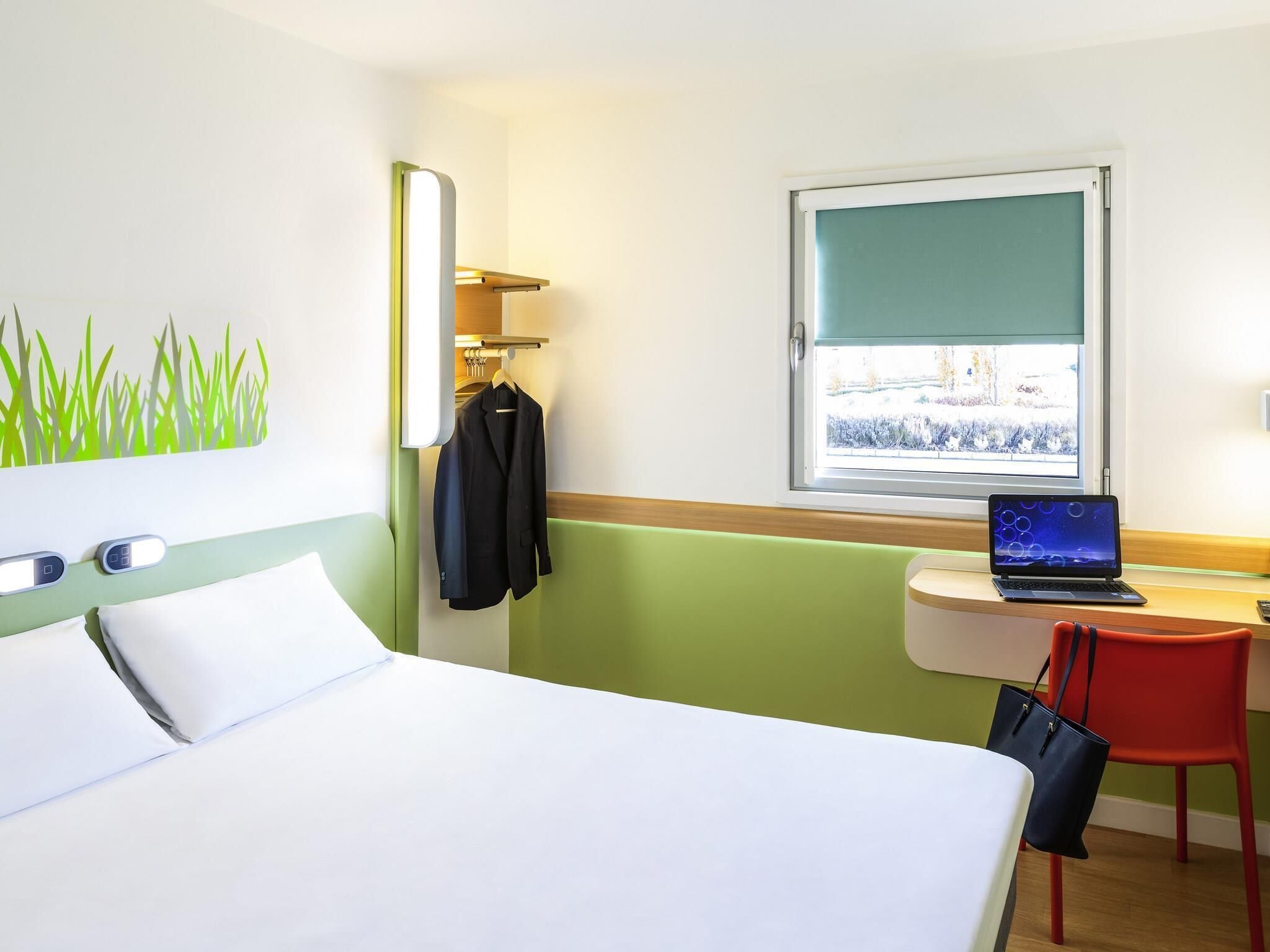 Chambre double (with a large bed for 2 people) | Coffre-fort, bureau, espace de travail pour ordinateurs portables