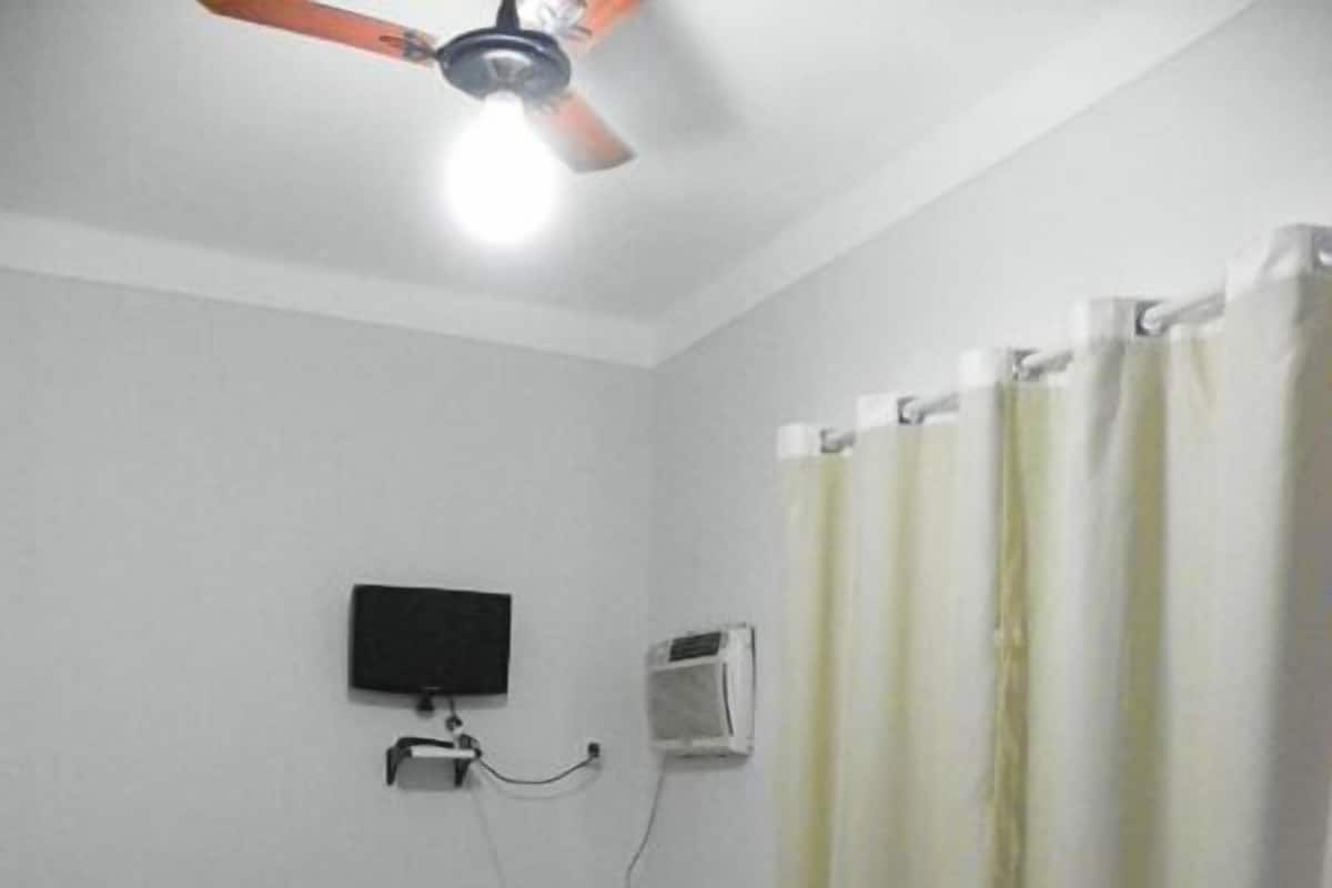 Standardzimmer | Minibar, Bügeleisen/Bügelbrett, kostenloses WLAN
